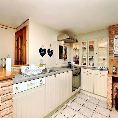 Дом отдыха Souvenirs D'Ouren Landhaus 5 Bedrooms Sauna & Outdoor Wellness *